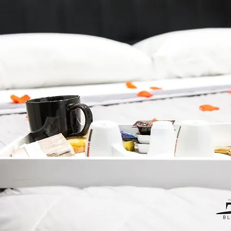 Black & White 4* Naples