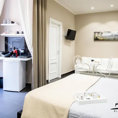 Black & White 4* Napels