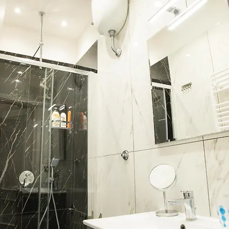 ゲストハウス Black & White ナポリ