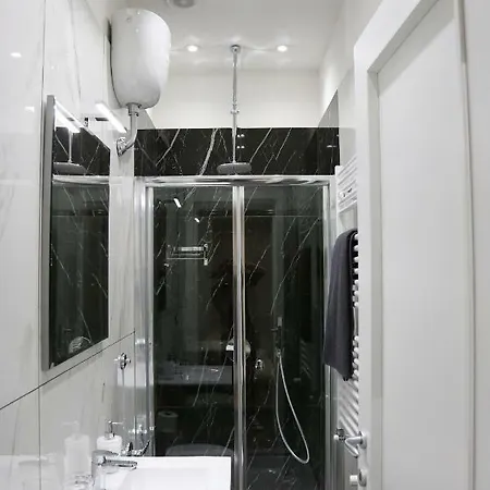 ゲストハウス Black & White 4*