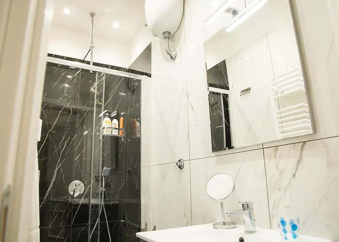 بيت ضيافة Black & White نابولي